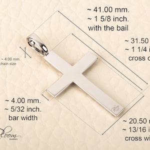 K&ouml;nnte beinhalten: Silberner Kreuzanh&auml;nger mit einer &Ouml;se, der mit &Ouml;se 4,1 cm und ohne &Ouml;se 3,1 cm misst. Das Kreuz ist 2,1 cm breit und die Stange 0,4 cm breit.