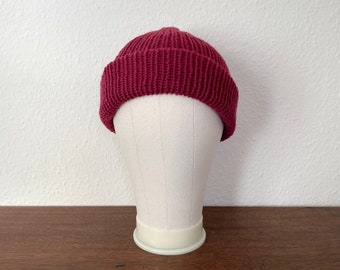 Chapeau fait main. Bonnet en tricot. Chapeau végétalien. Chapeau rouge foncé.