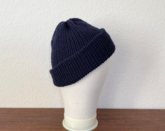 Chapeau fait main. Bonnet en tricot. Chapeau végétalien. Chapeau bleu marine.