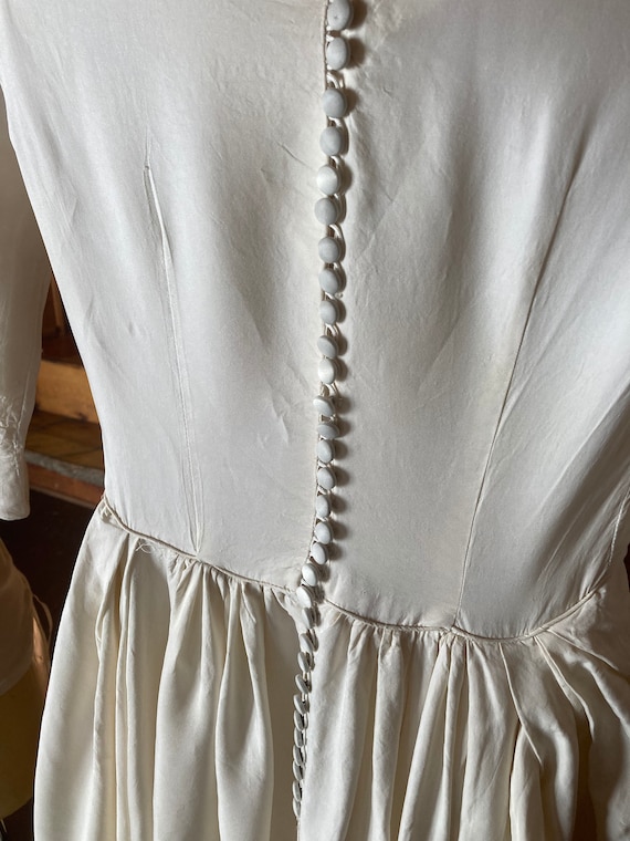 Vintage Stunning Timeless Wedding Gown - image 10
