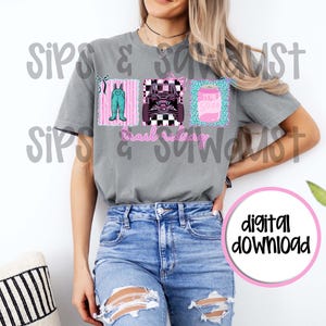 Puede incluir: Camiseta gris con tres gr&aacute;ficos cuadrados: un peto, un quad y una lata de refresco. Las palabras "Trail Riding" est&aacute;n en escritura rosa. Un c&iacute;rculo rosa con "digital download" est&aacute; en la esquina inferior derecha.