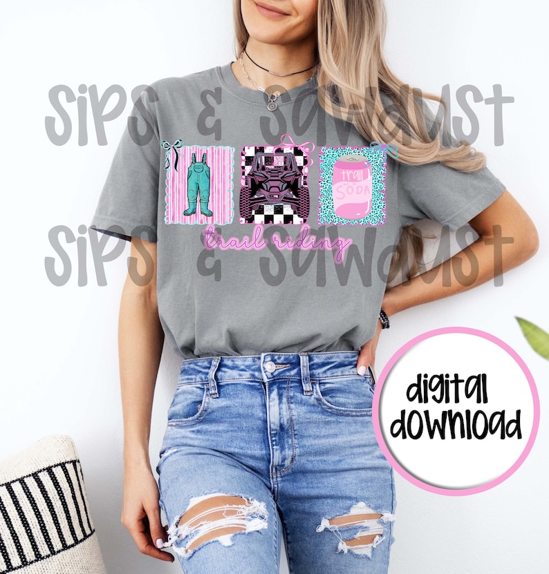Puede incluir: Camiseta gris con tres gr&aacute;ficos cuadrados: un peto, un quad y una lata de refresco. Las palabras "Trail Riding" est&aacute;n en escritura rosa. Un c&iacute;rculo rosa con "digital download" est&aacute; en la esquina inferior derecha.