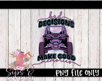 Peut inclure: Conception graphique violette et turquoise avec un texte superposé rose et violet. Le texte dit "Bad Decisions Make Good Memories". Le graphique représente un véhicule tout-terrain côte à côte.