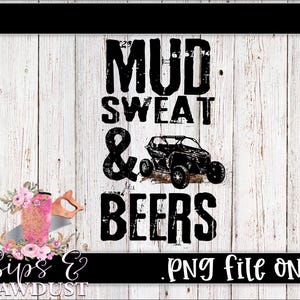 Może przedstawiać: Czarno-biały projekt graficzny na drewnianym tle z tekstem "Mud Sweat & Beers". W projekcie znajduje się czarno-białe zdjęcie samochodu terenowego typu side-by-side.