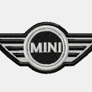 Op de afbeelding: Geborduurde patch met het MINI-logo. Het ontwerp bevat een cirkelvormig embleem met het woord "MINI" in wit op een zwarte achtergrond, omlijst door een witte rand. Het embleem wordt geflankeerd door gestileerde vleugels met zwart-witte strepen.