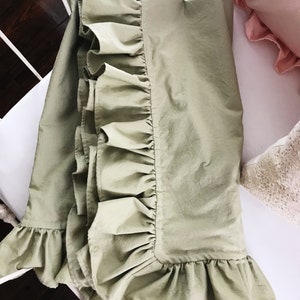 Puede incluir: Una falda de cama de color verde salvia con un borde de volantes. La falda est&aacute; hecha de una tela suave y ligera, perfecta para agregar un toque de elegancia a cualquier dormitorio.