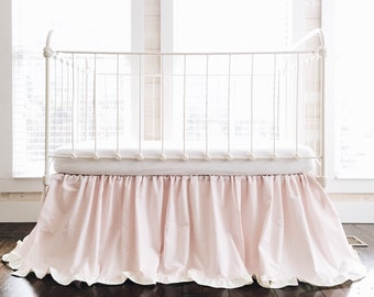 Falda de cuna con volantes hecha a mano: ropa de cama de algodón rosa bebé y marfil
