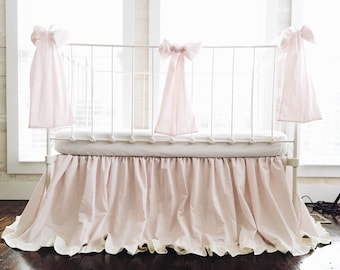 Juego de ropa de cama para cuna con volantes hecho a mano: falda y lazos de algodón rosa
