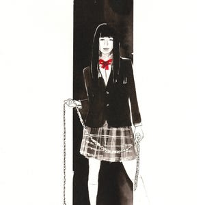 以下が含まれることがあります： 黒と白のイラストで、若い女性が黒いブレザー、赤い蝶ネクタイ、格子柄のスカートを着ています。彼女はボールの付いたチェーンを持っています。