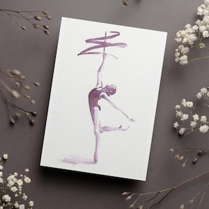 Petite Aquarelle originale et unique Encre violet à encadrer Jeune fille gymnaste danse équilibre ruban Format carte postale 10x14cm