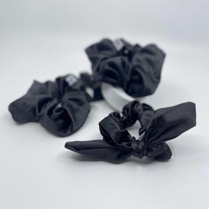 Mini chouchou en satin noir avec nœud