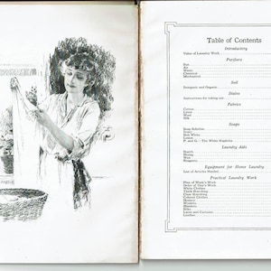 Puede incluir: Ilustración de un libro antiguo que muestra a una mujer examinando la ropa. La página izquierda presenta a la mujer, mientras que la página derecha muestra una tabla de contenidos con títulos como "Tejidos" y "Ayudas para la colada".