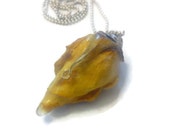 Collier "bouton de rose jaune naturelle" résiné