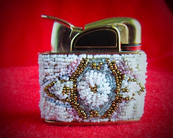 EVANS BEADED LIGHTER, Vintage 1940s Hand Sewn Seeded Pocket Purse Lighter, Tiny size 16 to 18 Seed Beaded Petite Evans LIghter, Rare Lighter