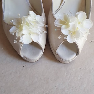 White hydrangea shoes clips. Wedding shoes accessory  Elegant bridal shoe clips Special events accessories