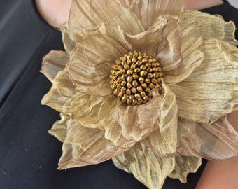 Set di 2 spille floreali vintage americane placcate in oro con dettagli in perle. - Italia