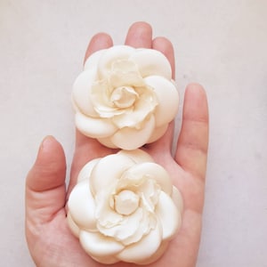 Spilla a forma di fiore di camelia. Accessorio floreale bianco sporco. Elegante regalo per il compleanno di una donna. Fiore di camelia beige ispirato al designer.