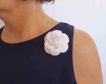 Weiße Camelia Blüten Brosche: Elegantes Anzug Accessoire, Designer Inspiriert