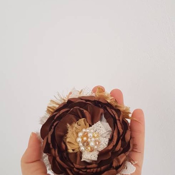 Boho fleur broche Brosse à cheveux fleur brune avec des détails d’or Broche boho fleur brune