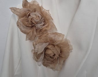 Broche grande de flor de seda, organza beige brillante con purpurina