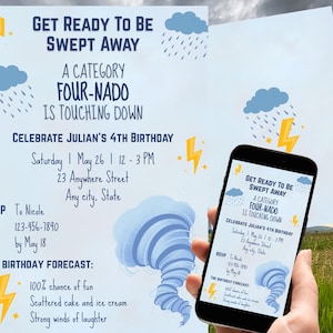 Puede incluir: Una invitación azul claro con un tema de tornado para una fiesta de 4º cumpleaños. La invitación incluye texto, un tornado de dibujos animados, rayos y nubes de lluvia. Un smartphone muestra la misma invitación.