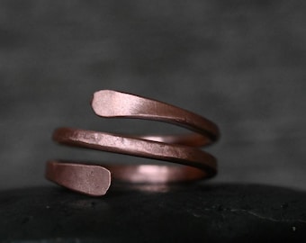Anillo envolvente de cobre martillado: acabado texturizado ajustable