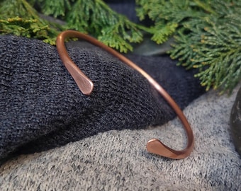 Pulsera rígida de cobre martillado hecha a mano: diseño minimalista ajustable.