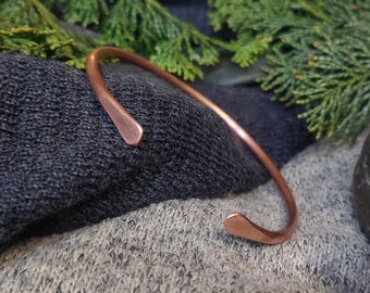 Conjunto de cuatro pulseras de cobre hechas a mano: diseño minimalista y ajustable.