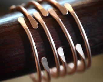 Pulsera de cobre macizo, séptimo aniversario. Hecha a mano, con extremos martillados, tacto agradable, minimalista y ajustable.