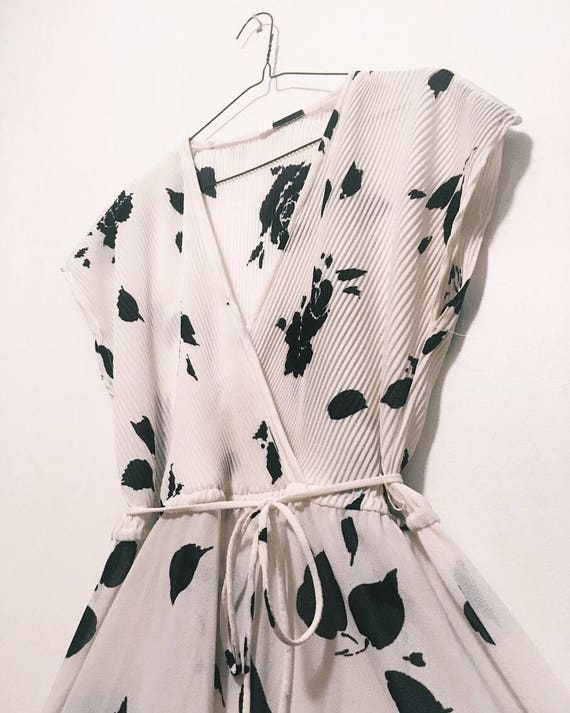 Vintage Black + White Floral Dress - image 7