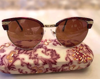 Lunettes de soleil Clubmaster vintage : écaille de tortue bordeaux, montures dorées, verres Polaroid, années 1990 avec étui