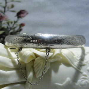 Pulsera de brazalete, pulsera de brazalete de plata de ley de diseño perseguido vintage con cadena de seguridad, brazalete vintage