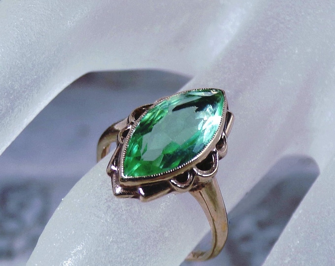 Vintage 10K Yellow Gold Marquise Bezel Set Green Glass Ring – Pale Green Marquise Glass Gemstone - Vintage Ring – Size 5.5 – Free Sizing!!