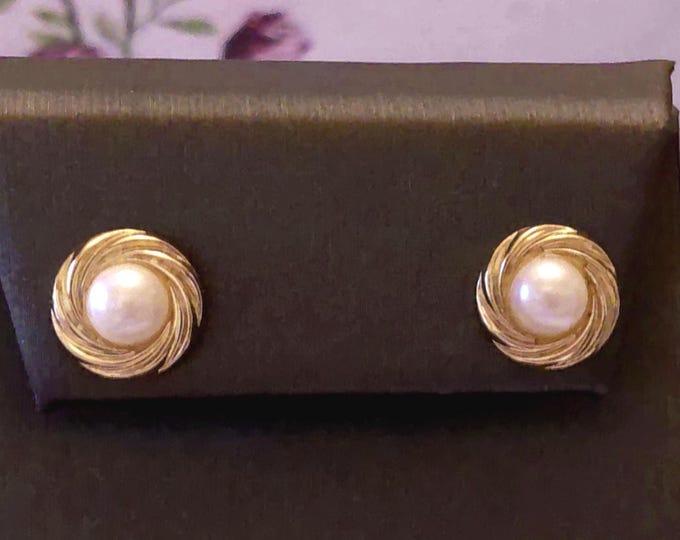 Pearl Earrings - 14K Yellow Gold Swirl Pearl Stud Earrings - Stud Earrings - Pierced Ears - Gift for Her – GoTo Accessory - Vintage Earrings