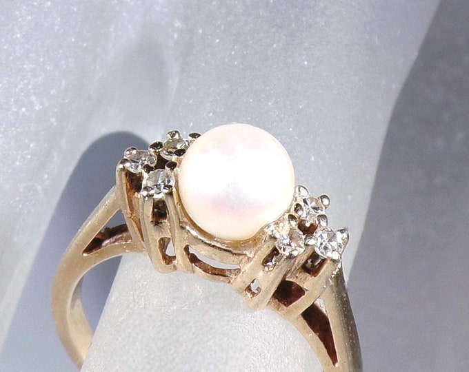 Vintage 14K Yellow Gold 6mm Pearl with 6 Diamond Accents set in a Triangle Motif on each side of the Center Pearl Ring Size 6 – FREE SIZING!