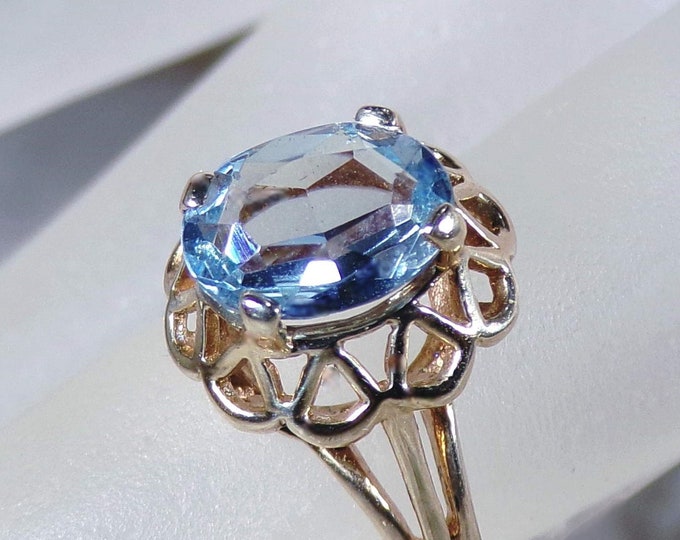 Vintage 10K Yellow Gold Geometric Ring with a Blue Water Topaz Gemstone – Right-Hand Ring – December Birthstone Ring - Size 5 – Free Sizing!