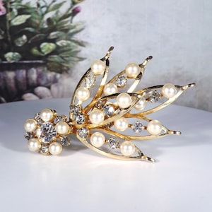 Pearl Brooch, Vintage Pearl & Rhinestone Bouquet Shaped Fashion Brooch, Gold Tone Brooch, Pearl Bouquet Brooch, Vintage Brooch image 1