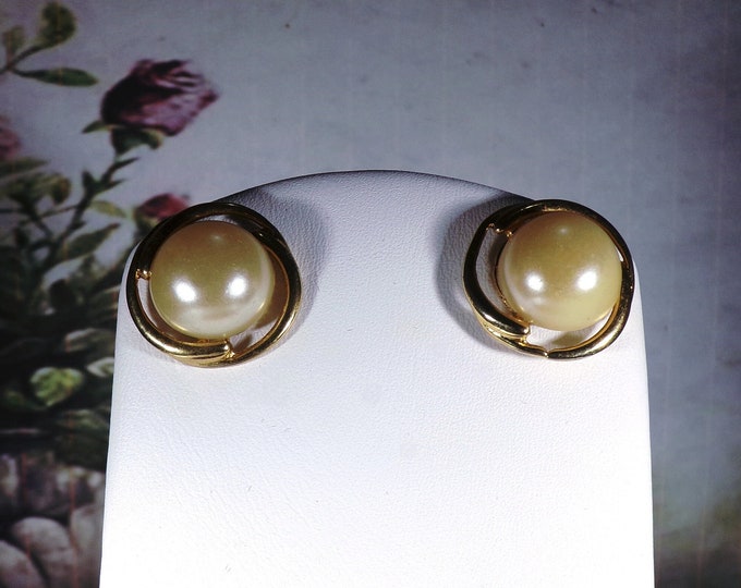 Faux Mabe Pearl Stud Earrings - Fashion Earrings - Golden Creamy Color - Pierced Earrings - 1970s Broadcaster Earrings - Vintage Earrings