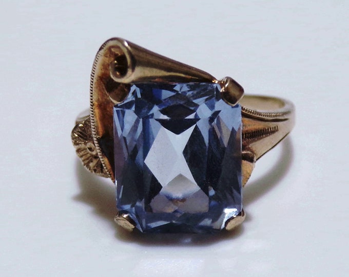 Beautiful Art Deco Vintage Ring in 10K Yellow Gold with Unique Scroll Design and Blue Topaz, Size 7, Vintage Ring, FREE SIZING!!