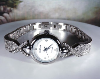 Orologio da polso da donna vintage Aldora al quarzo svizzero, cinturino in zaffiro bianco rivestito di polvere