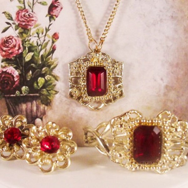 VENTE 30 % de RÉDUCTION : des années 1950 Ruby rouge Bracelet pendentif et boucles d’oreilles à vis-dos tous ensemble dans une finition de lavage Gold – Parure
