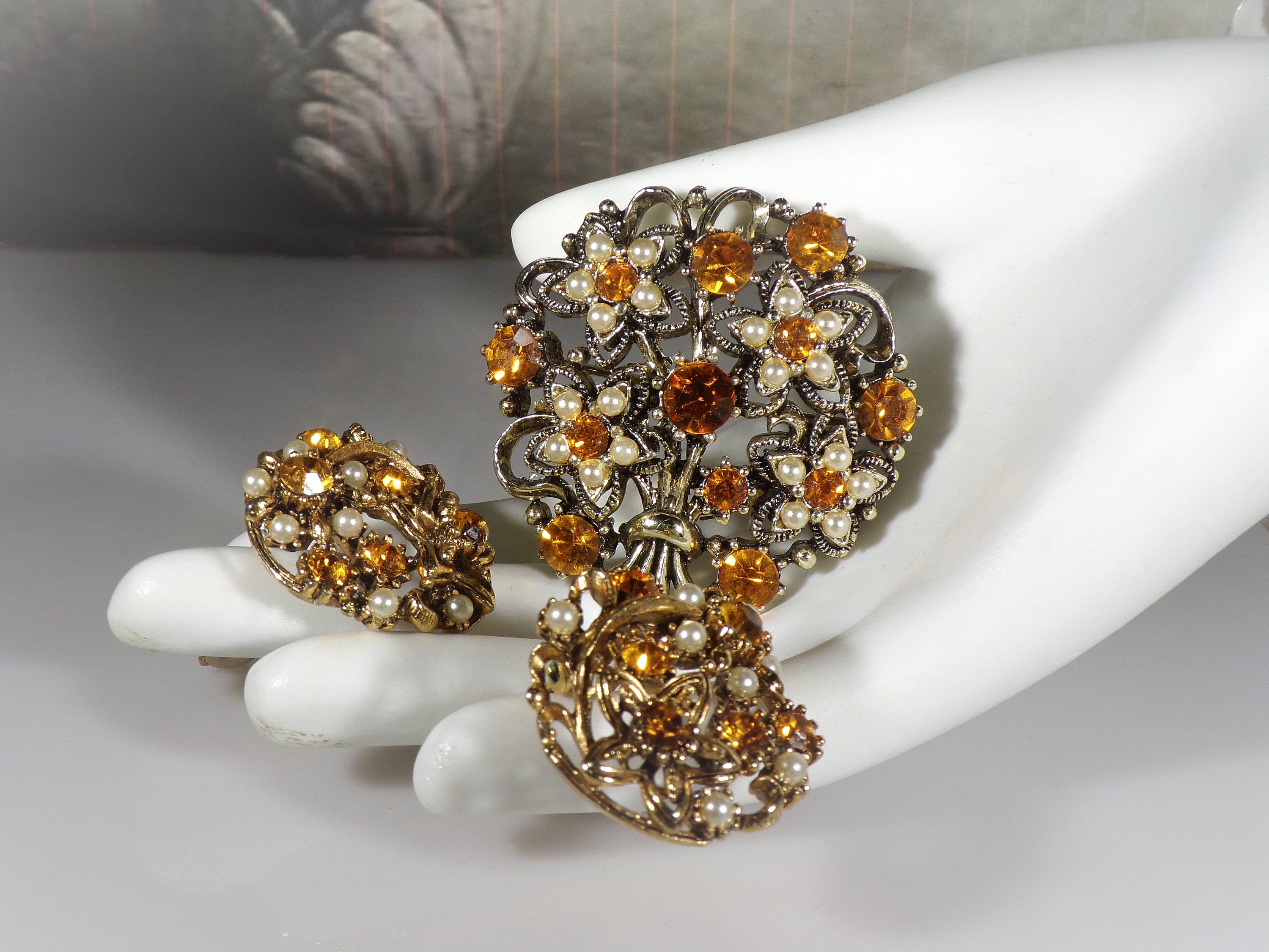 Vintage Weiss Orange Amber Rhinestone Gold tone Small Clip Earrings