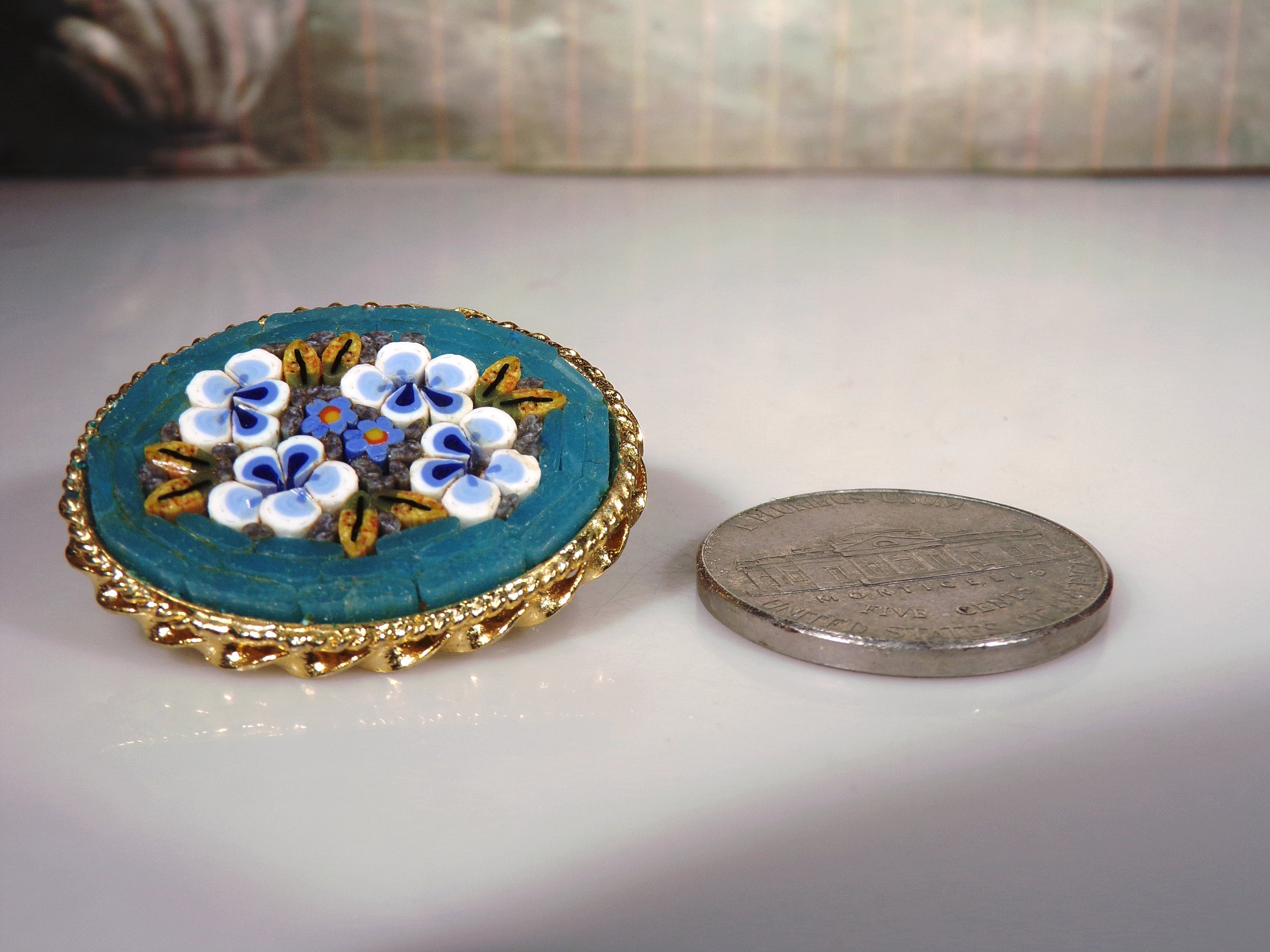 Broche Vintage Italienne En Micro-mosaïque Ronde Argentée - Motif 'Ne M'oublie Pas' (Forget Me Not) Avec Feuilles