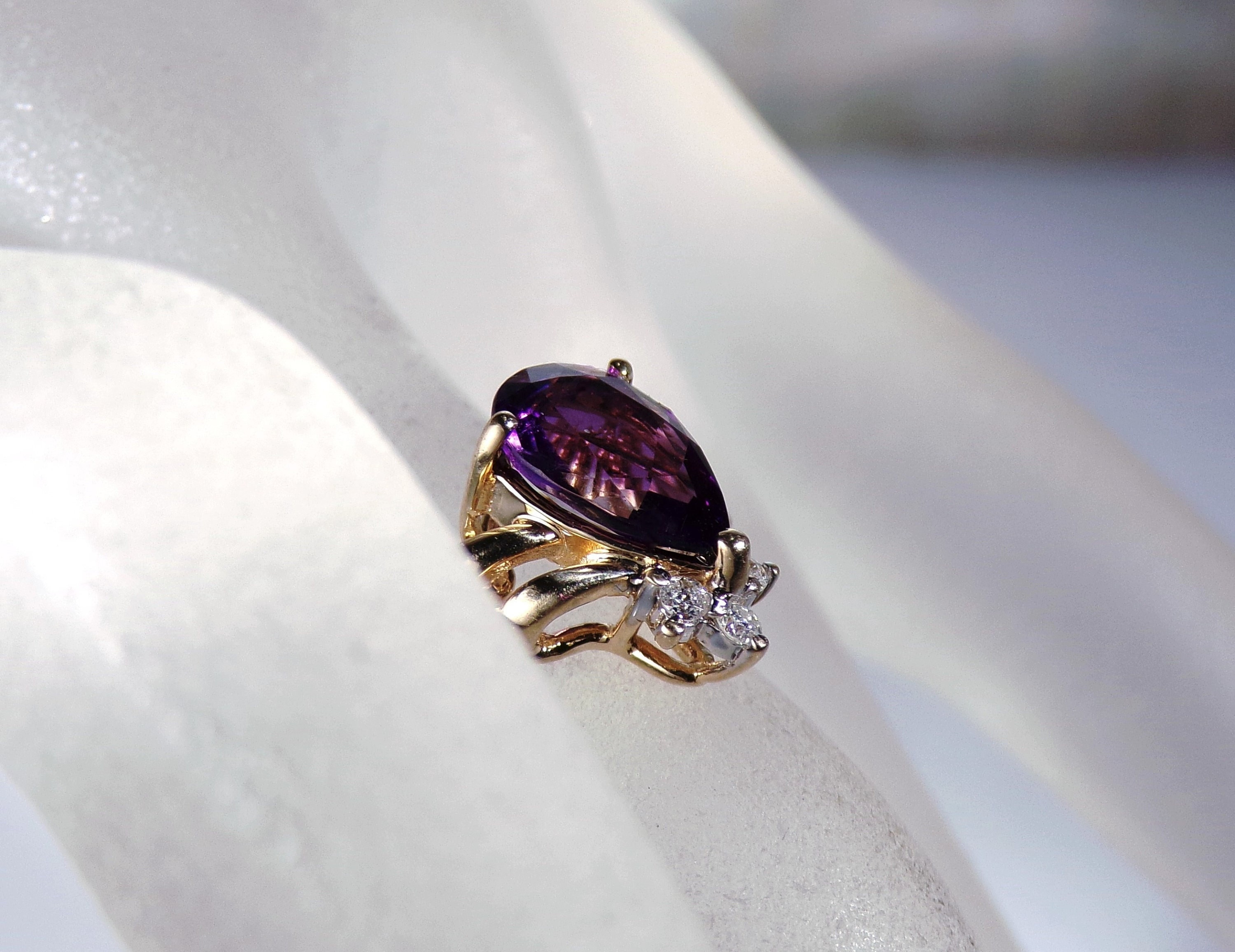 David Webb Platinum and 18K Yellow Gold Bezel Set Purple Amethyst Ring For  Sale at 1stDibs | hvv ringe, bezel set amethyst ring, ringe hvv