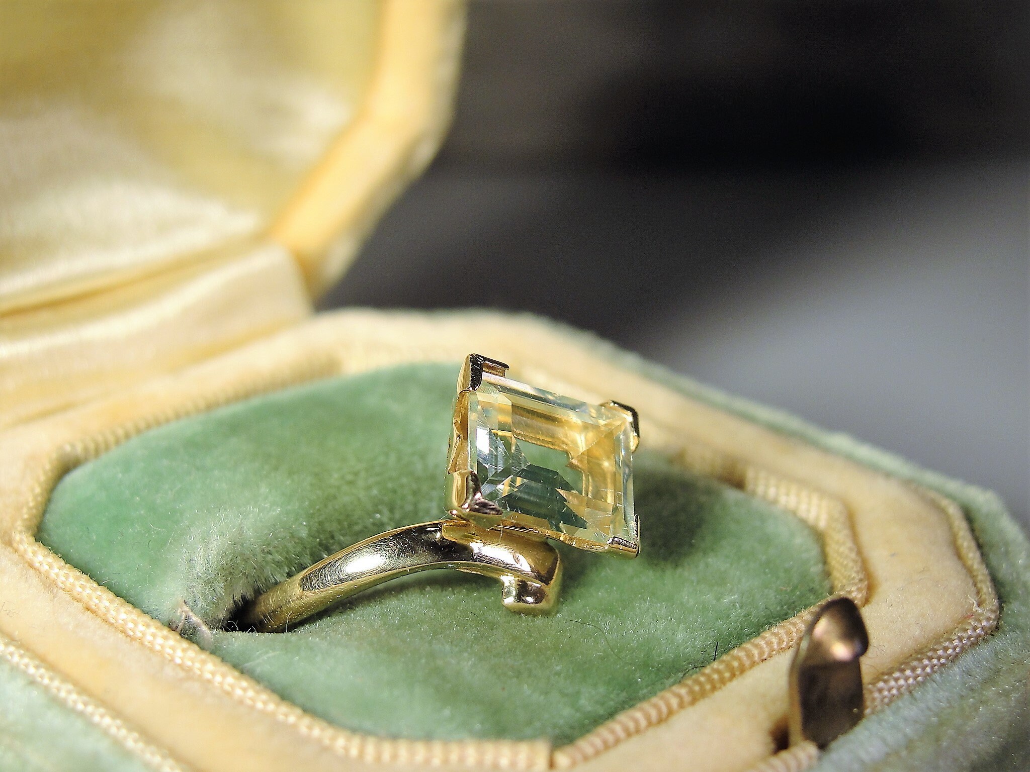 ＊エメラルド＊ 10K Green Spinel Ring, Pale Green Spinel Ring, 1.5 Carat Ring