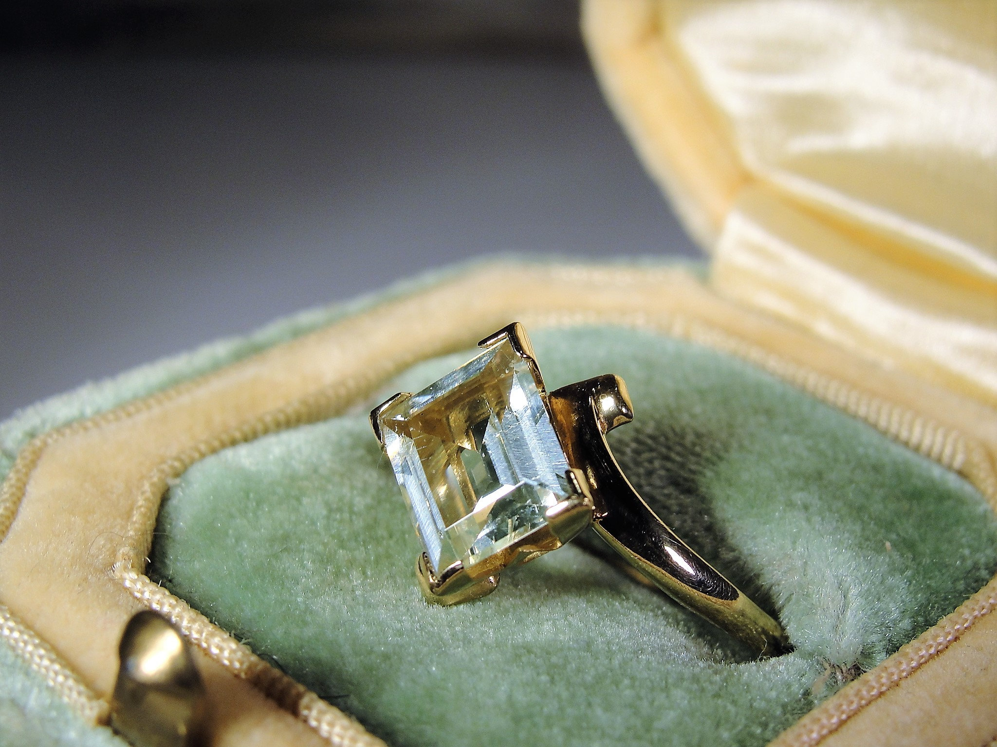 10K Green Spinel Ring, Pale Green Spinel Ring, 1.5 Carat Ring, Emerald