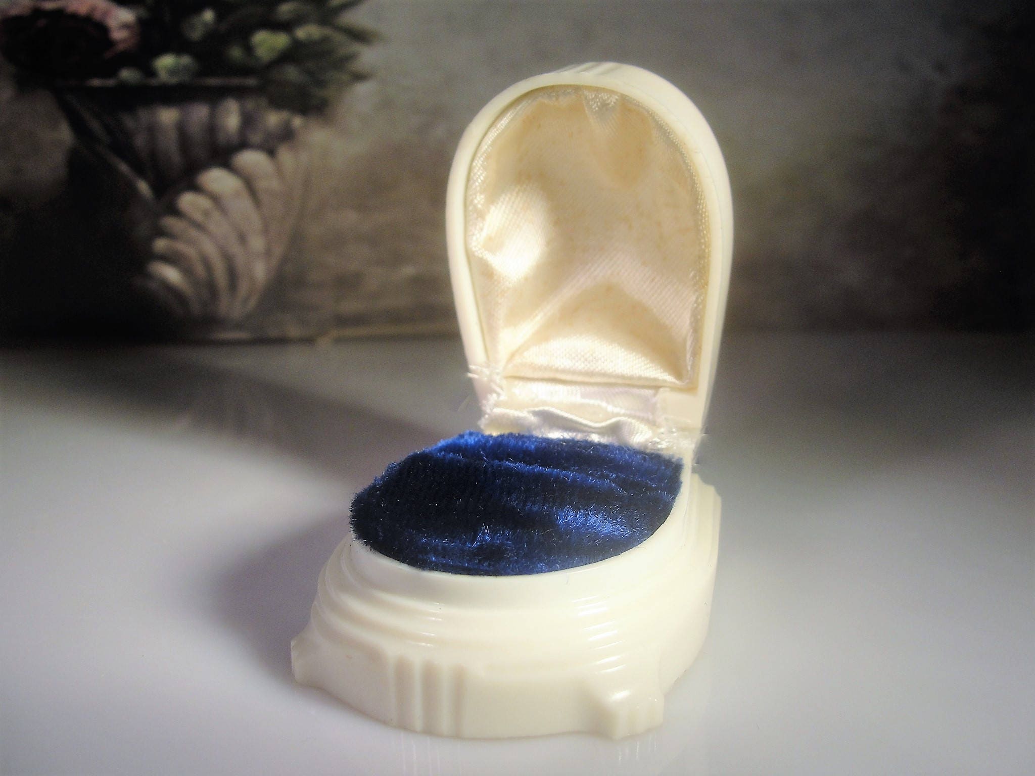 Art Deco Engagement Ring Box Clam Shell Case Cream Color