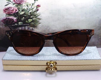 Lunettes de soleil oeil de chat vintage des années 1950 : strass écaille de tortue avec étui en brocart