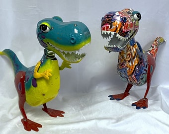 Statues T-Rex colorées en métal avec oeuvres d'art graffiti et couleurs unies