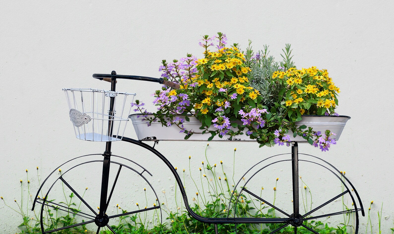 10 Vintage Garden Decor Ideas that never disappoint you. 14 Old bicycle- unique vintage garden decor idea